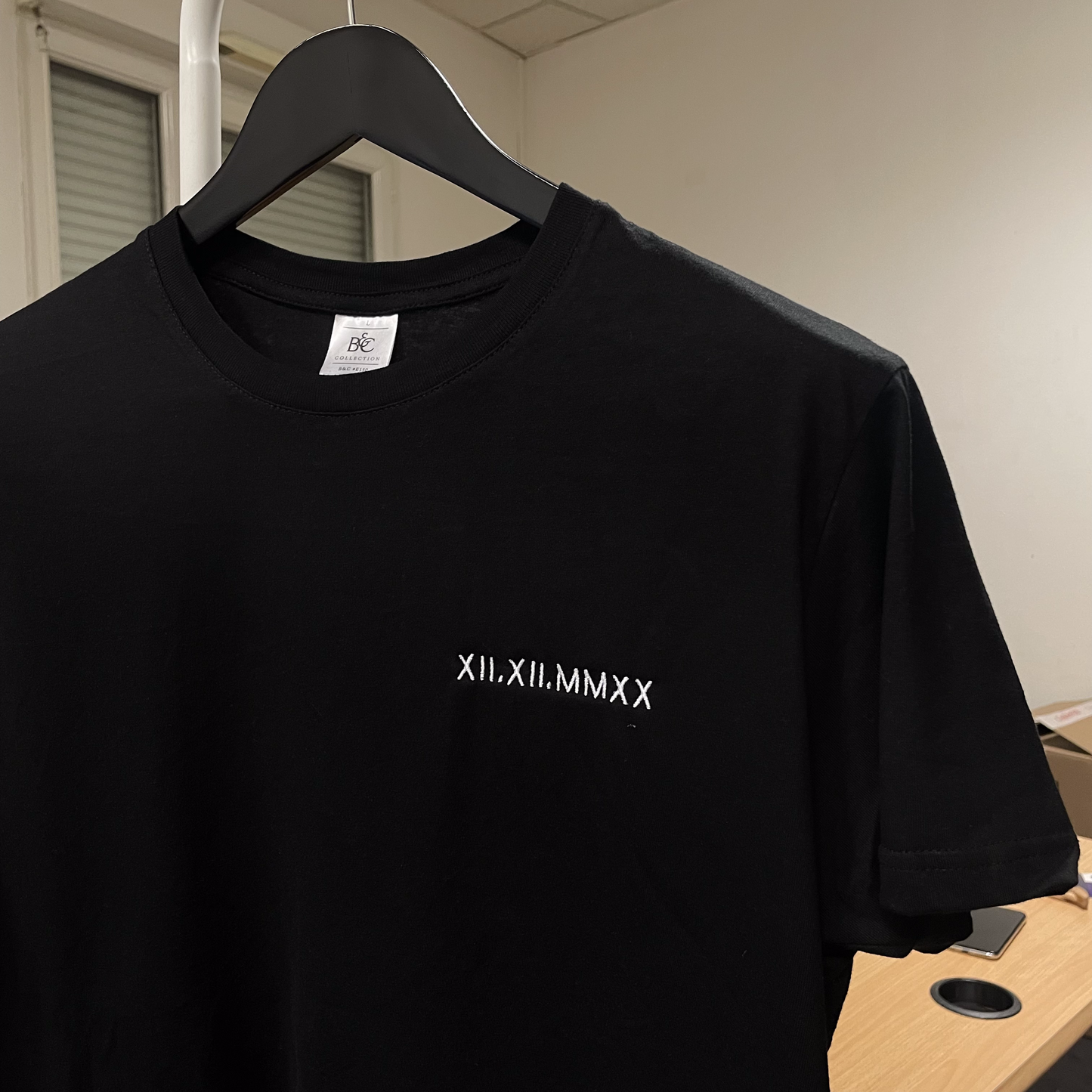 T-shirt met datum in Romeinse cijfers